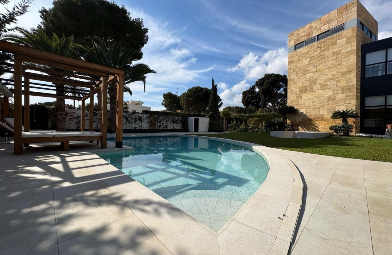 Herverkoop - Villa -
Orihuela Costa - Altos De Campoamor