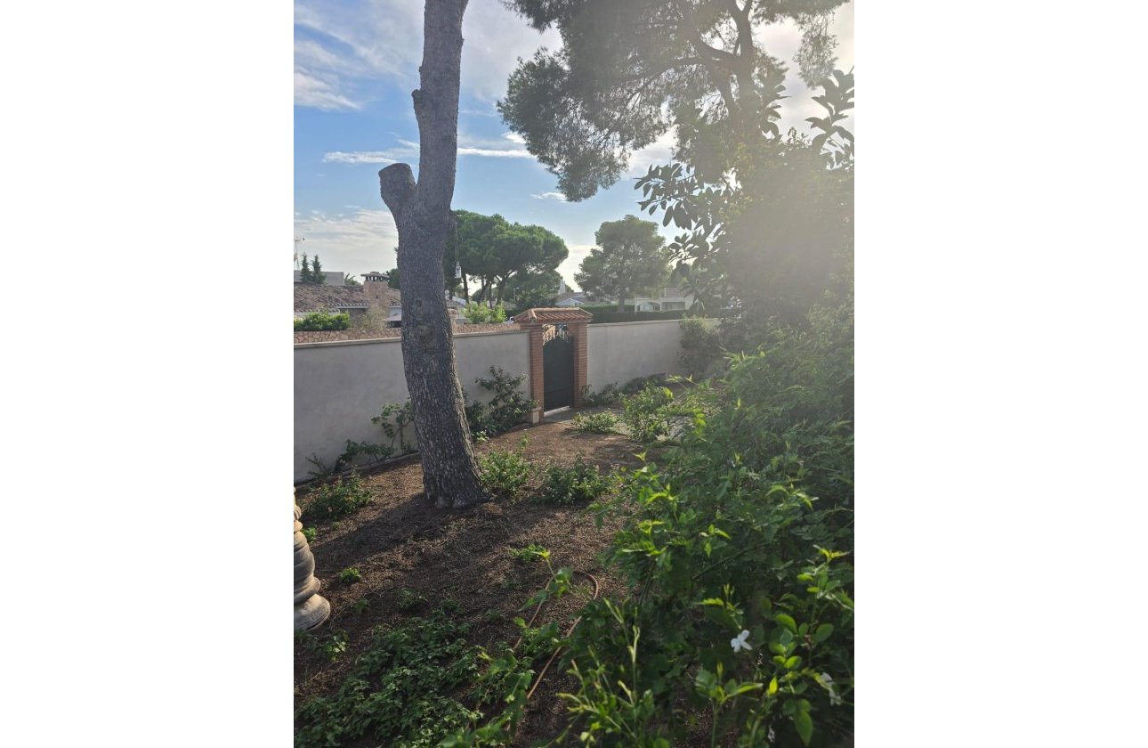 Herverkoop - Villa -
Orihuela Costa - Campoamor