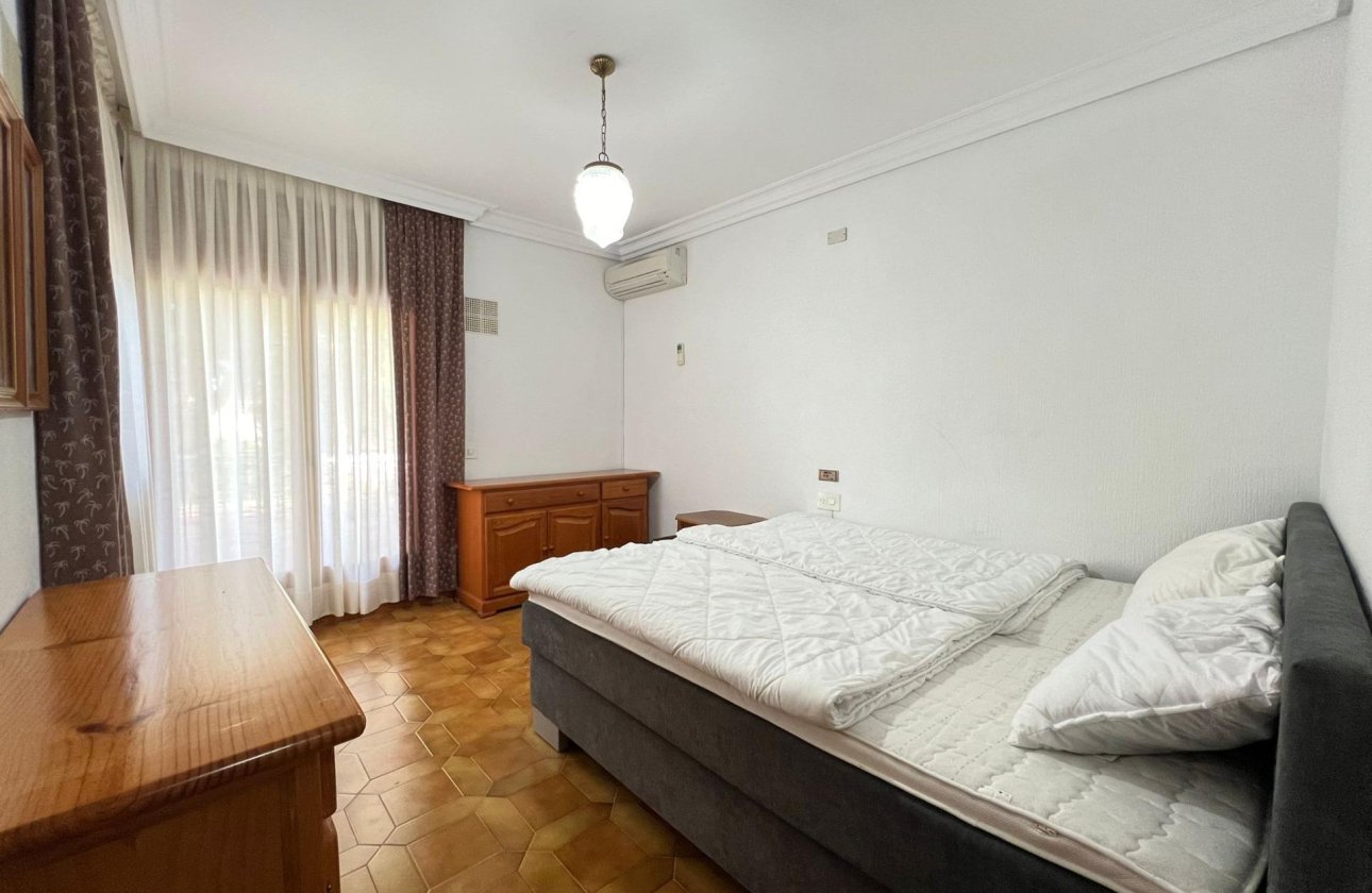 Herverkoop - Villa -
Orihuela Costa - Campoamor