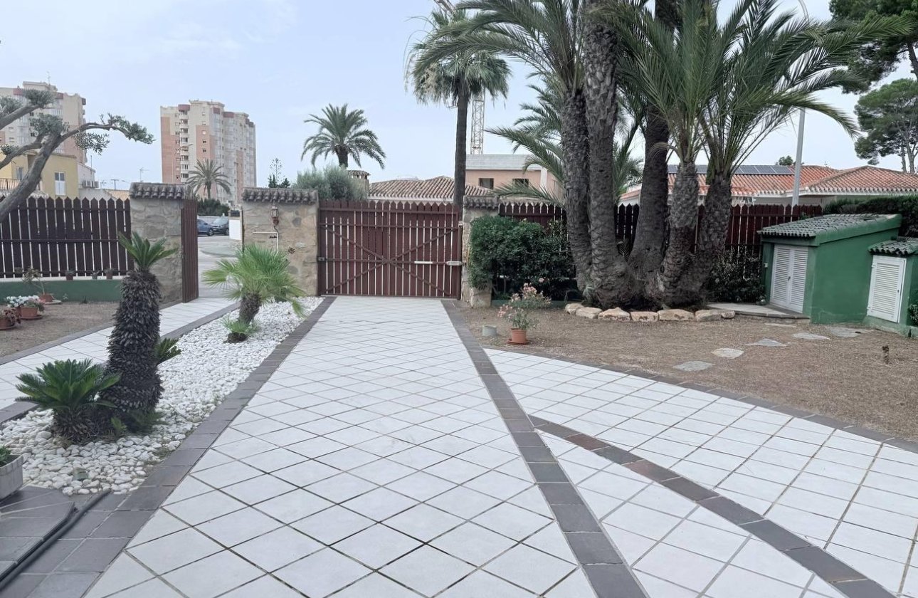 Herverkoop - Villa -
Orihuela Costa - Campoamor