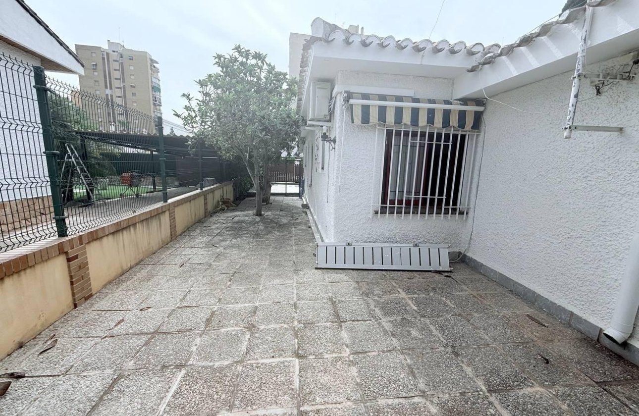 Herverkoop - Villa -
Orihuela Costa - Campoamor