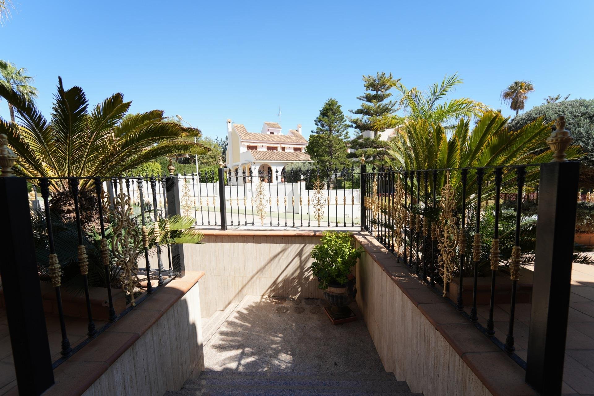 Herverkoop - Villa -
Orihuela Costa - Campoamor