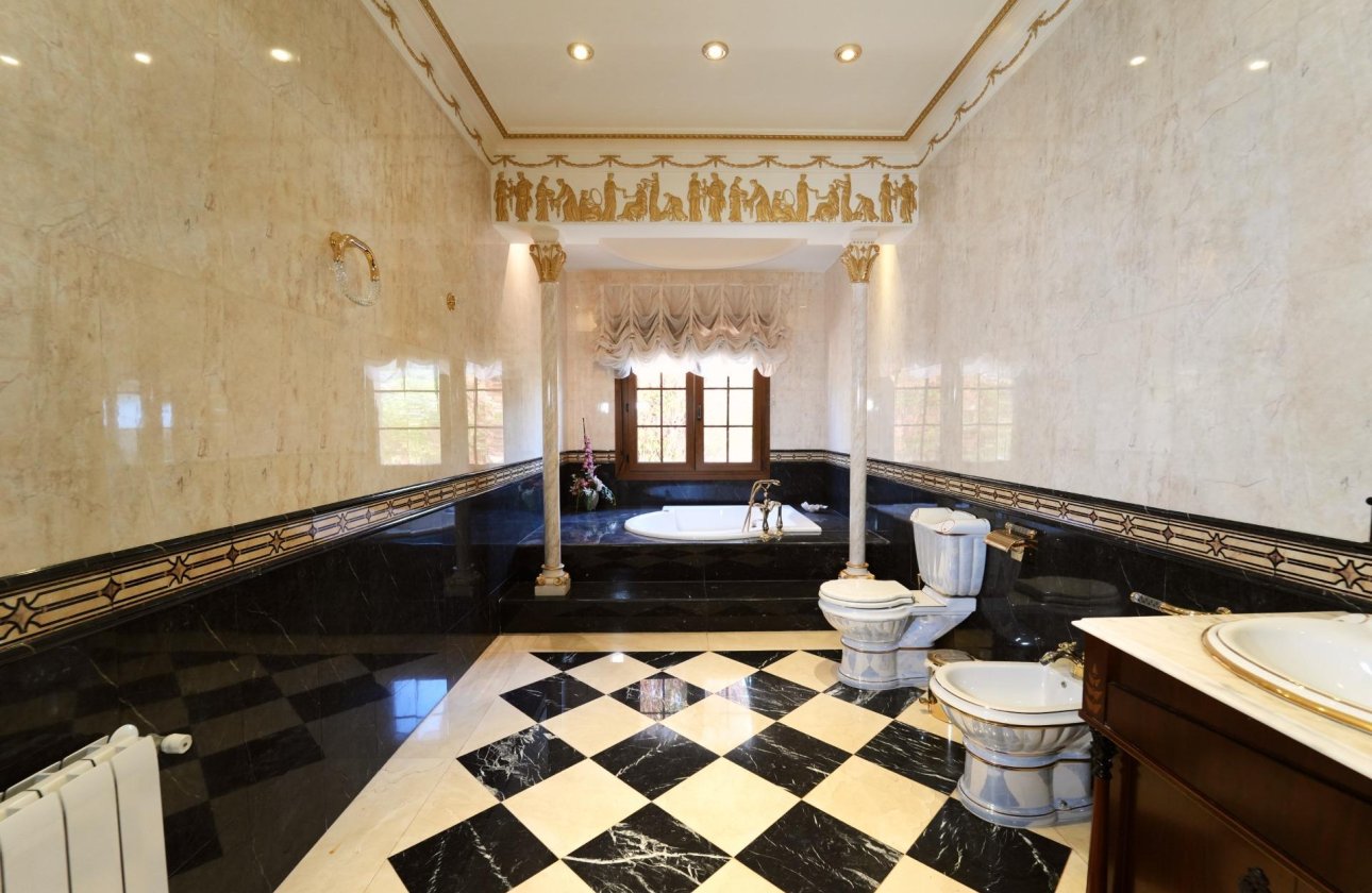 Herverkoop - Villa -
Orihuela Costa - Campoamor