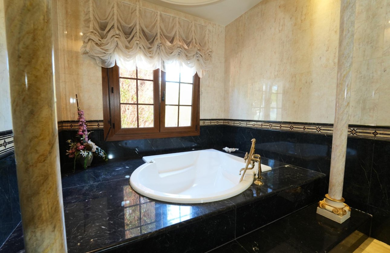 Herverkoop - Villa -
Orihuela Costa - Campoamor