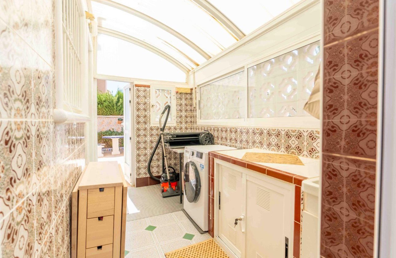 Herverkoop - Villa -
Orihuela Costa - Punta Prima