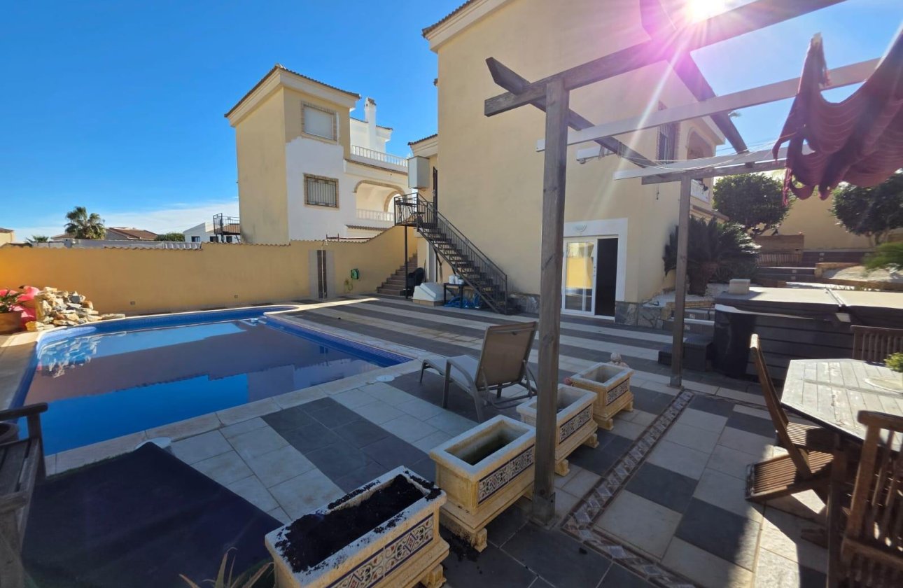 Herverkoop - Villa -
Orihuela Costa - Villamartín-las Filipinas
