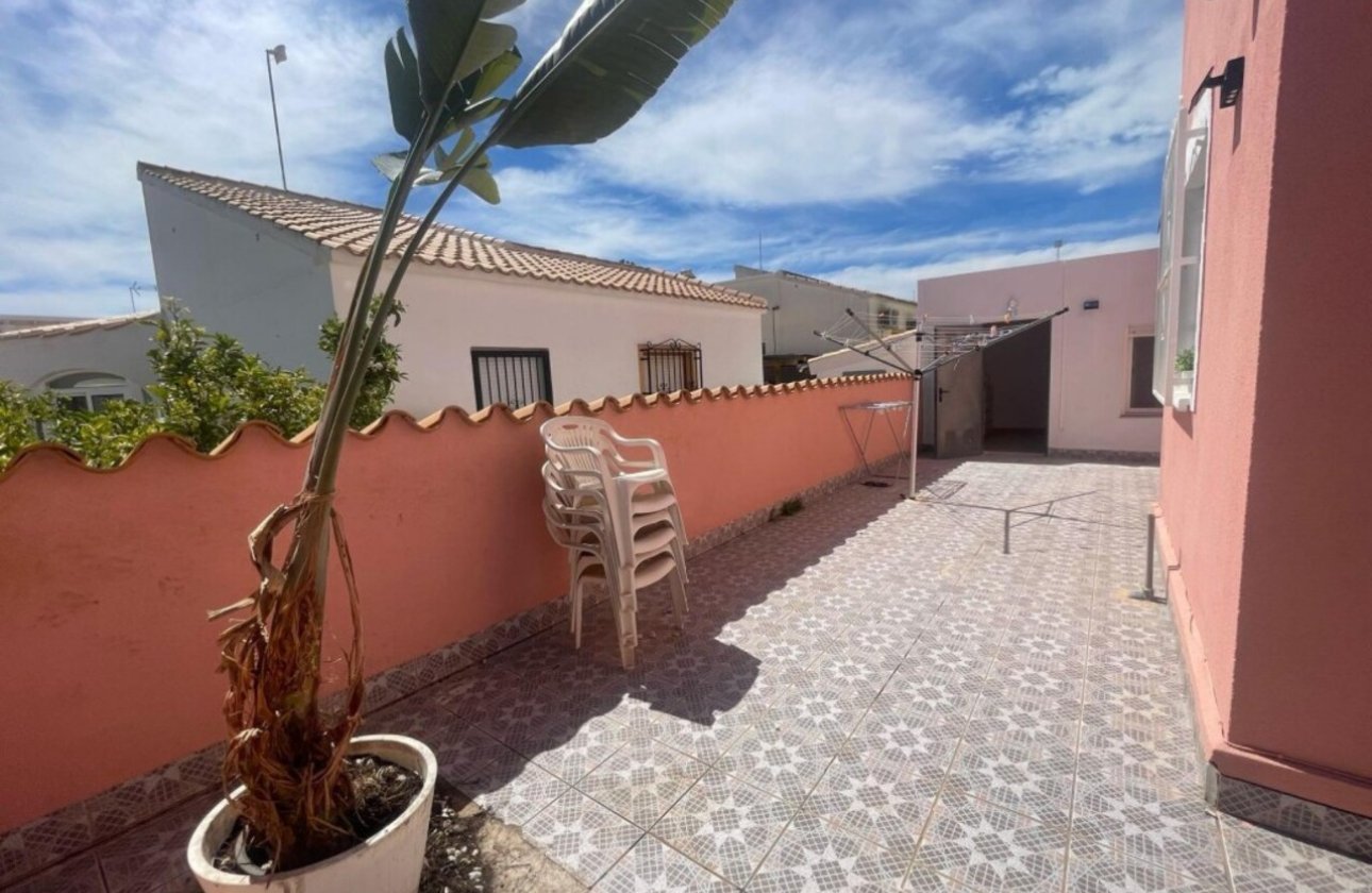 Herverkoop - Villa -
Playa Flamenca - Costa Blanca