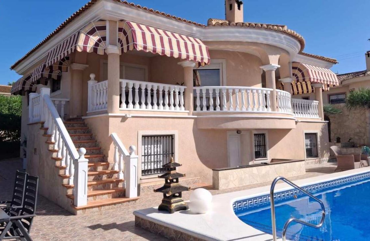 Herverkoop - Villa -
Rojales