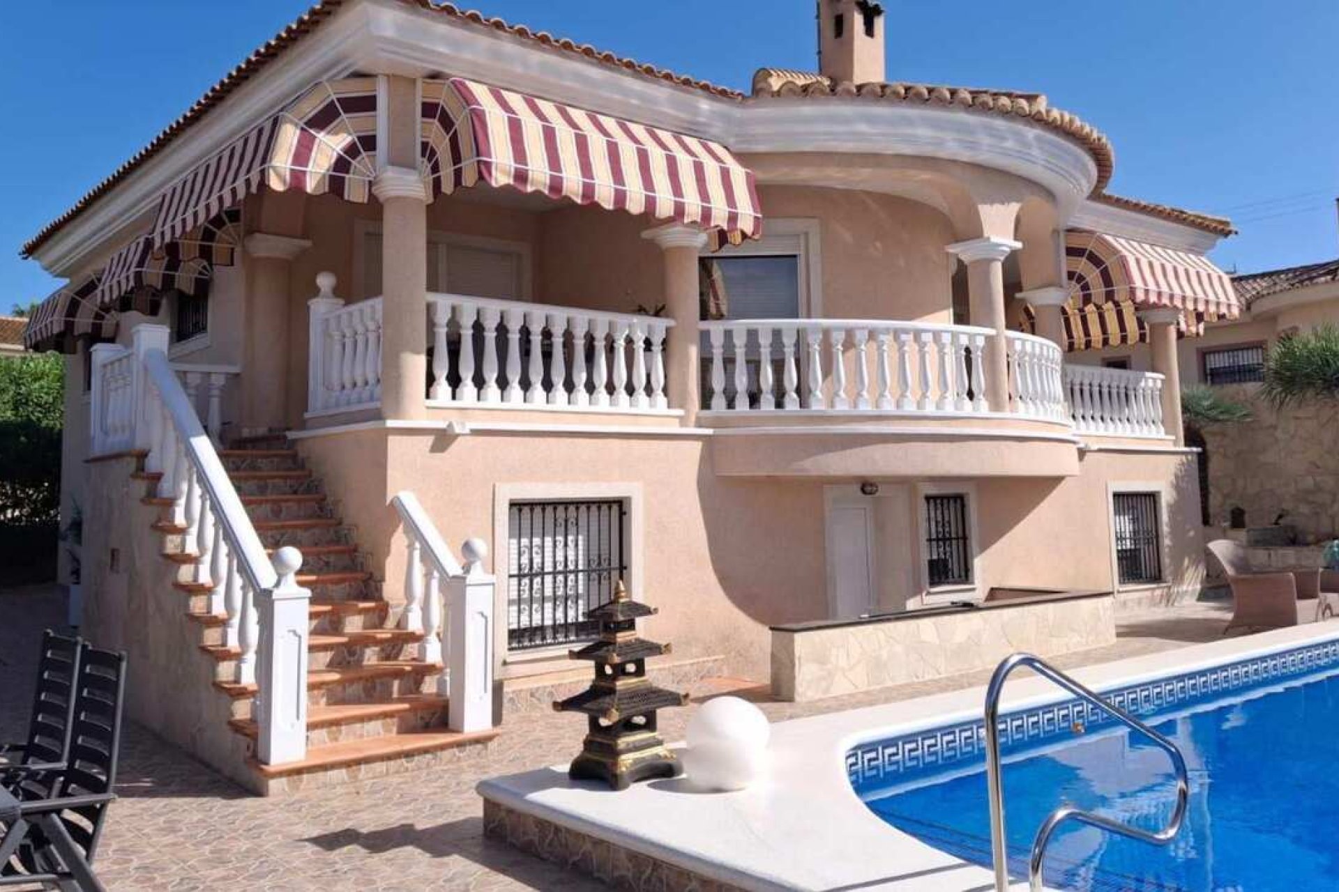 Herverkoop - Villa -
Rojales