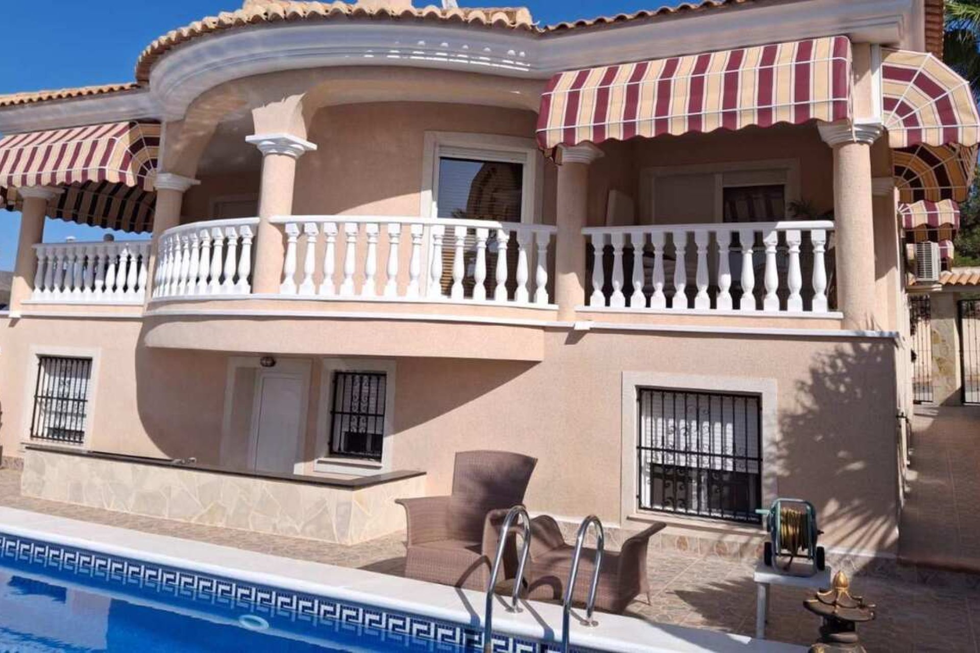 Herverkoop - Villa -
Rojales