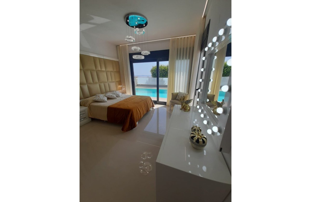 Herverkoop - Villa -
San Miguel de Salinas - Inland