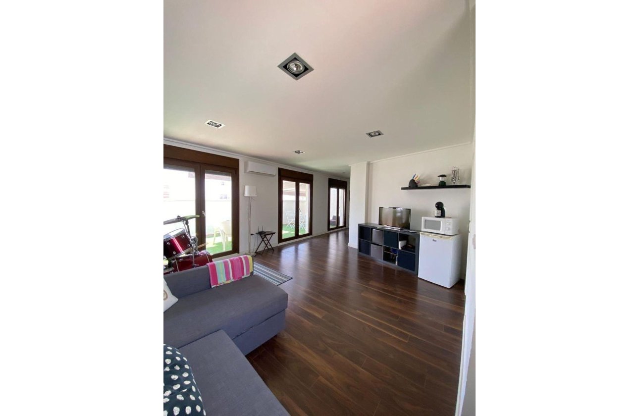 Herverkoop - Villa -
Torrevieja - Centro - Muelle Pesquero