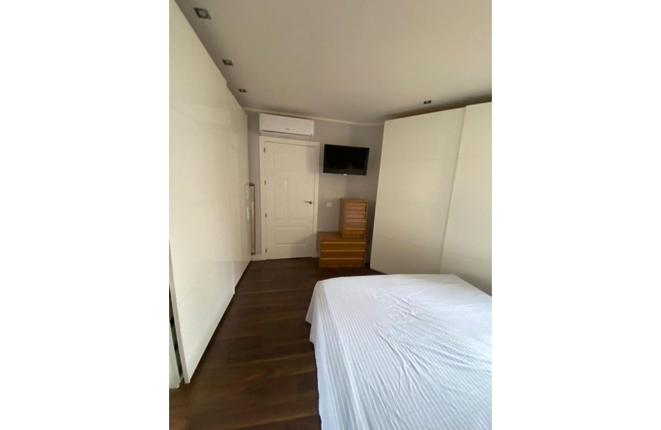 Herverkoop - Villa -
Torrevieja - Centro - Muelle Pesquero