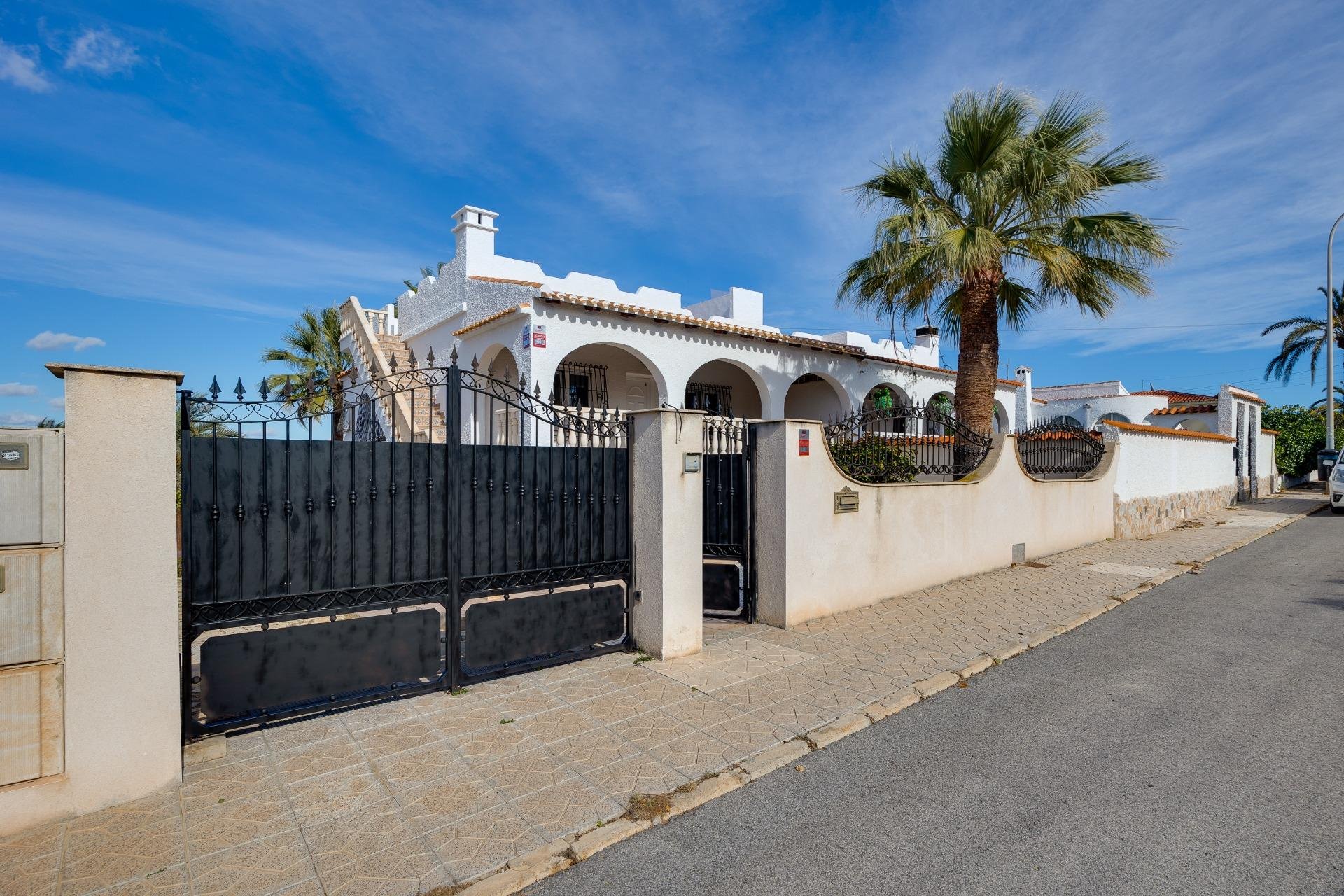 Herverkoop - Villa -
Torrevieja - La Siesta - El Salado - Torreta