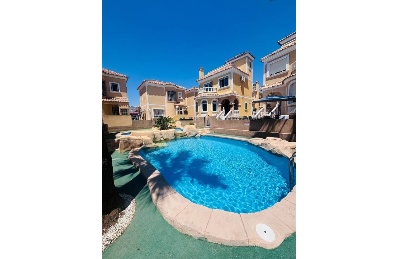 Herverkoop - Villa -
Villamartin - Costa Blanca
