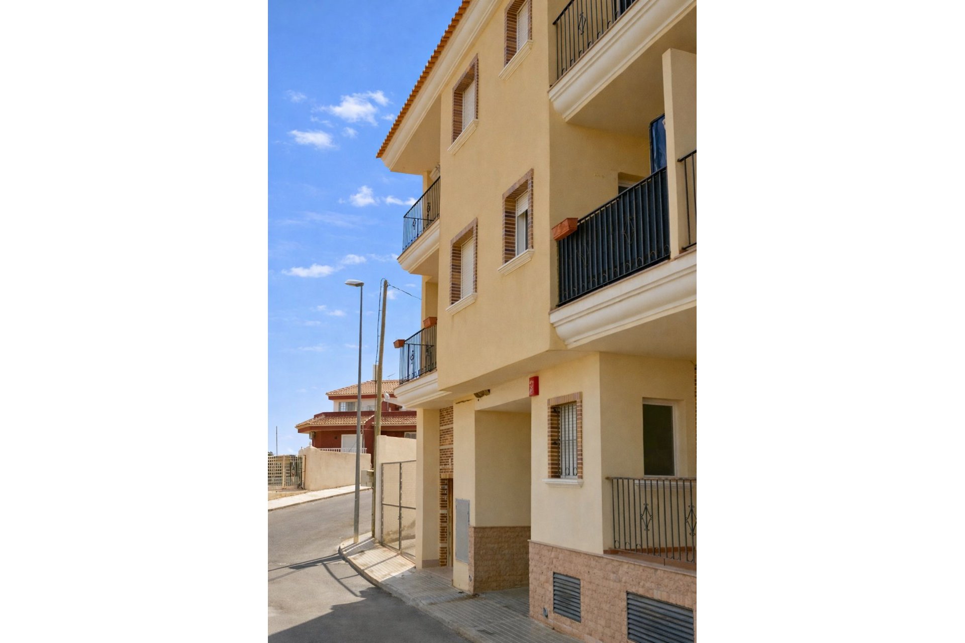 Resale - Apartment -
2778 - Inland