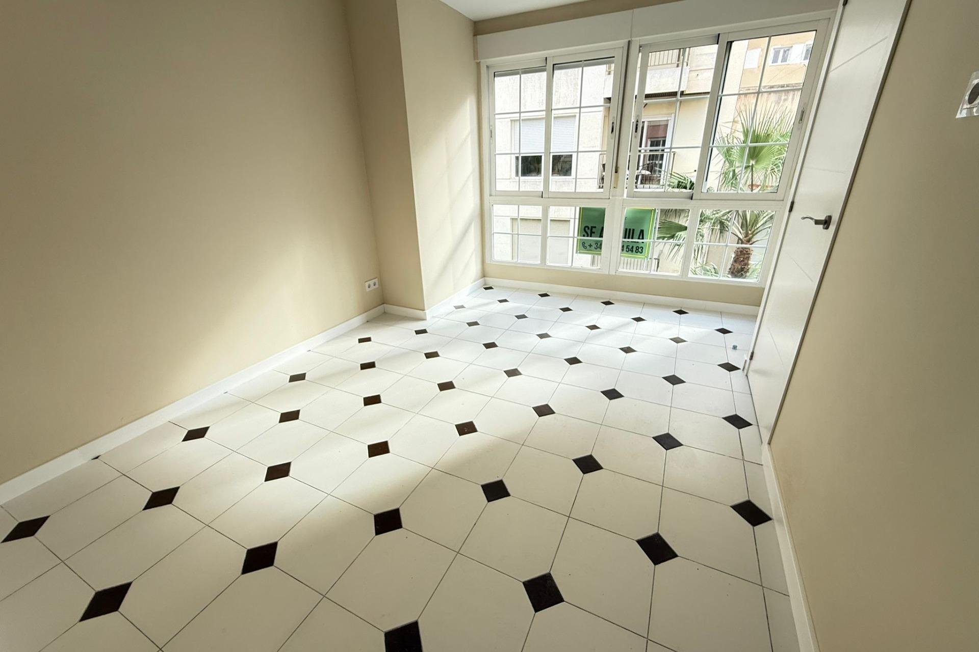 Resale - Apartment -
Torrevieja - Centro