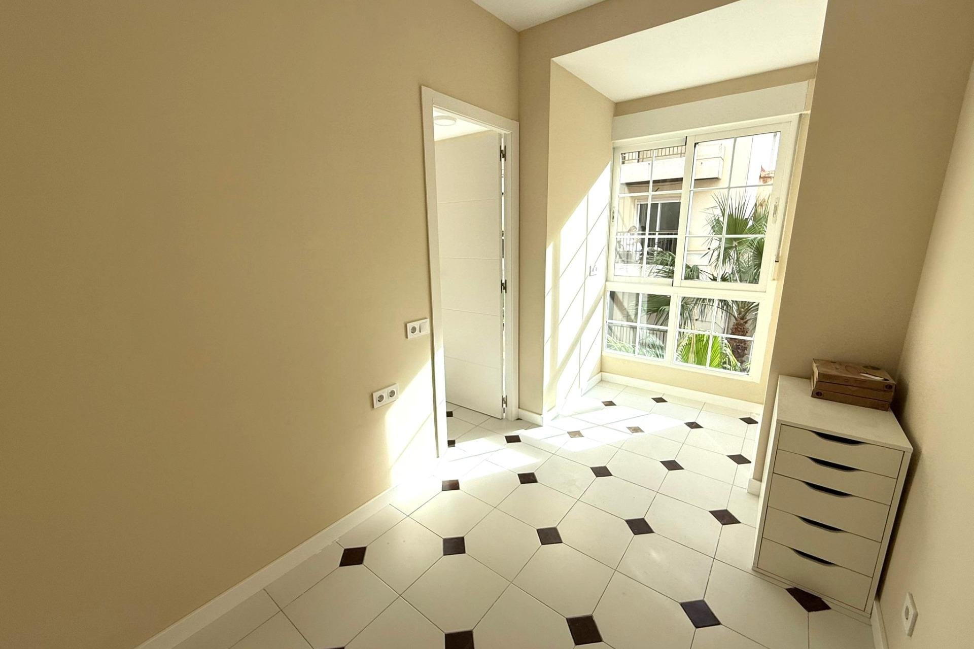 Resale - Apartment -
Torrevieja - Centro