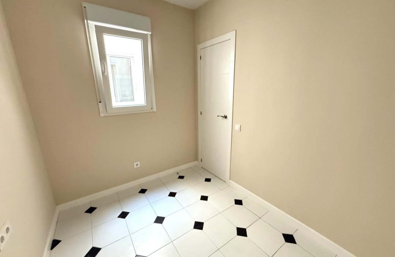 Resale - Apartment -
Torrevieja - Centro