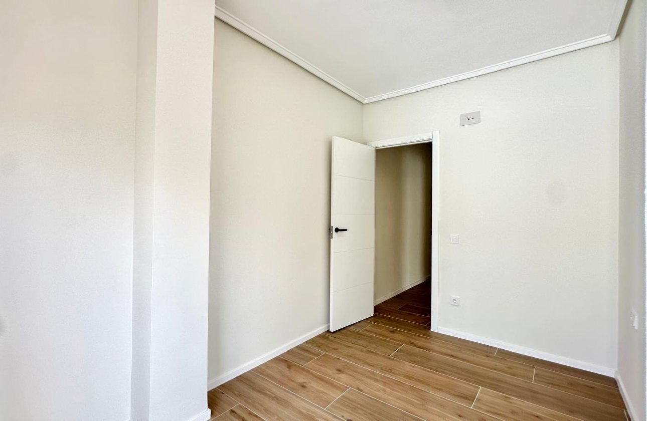 Resale - Apartment -
Torrevieja - Centro
