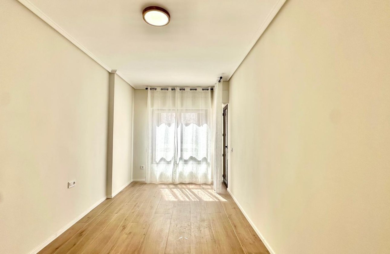 Resale - Apartment -
Torrevieja - Centro