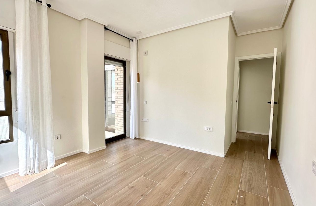 Resale - Apartment -
Torrevieja - Centro