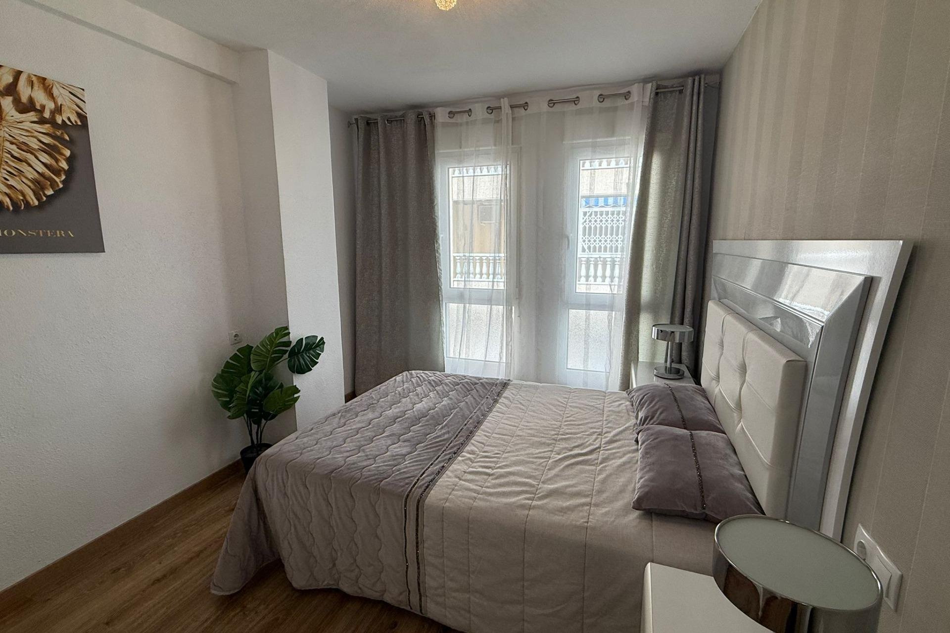 Resale - Apartment -
Torrevieja - Centro