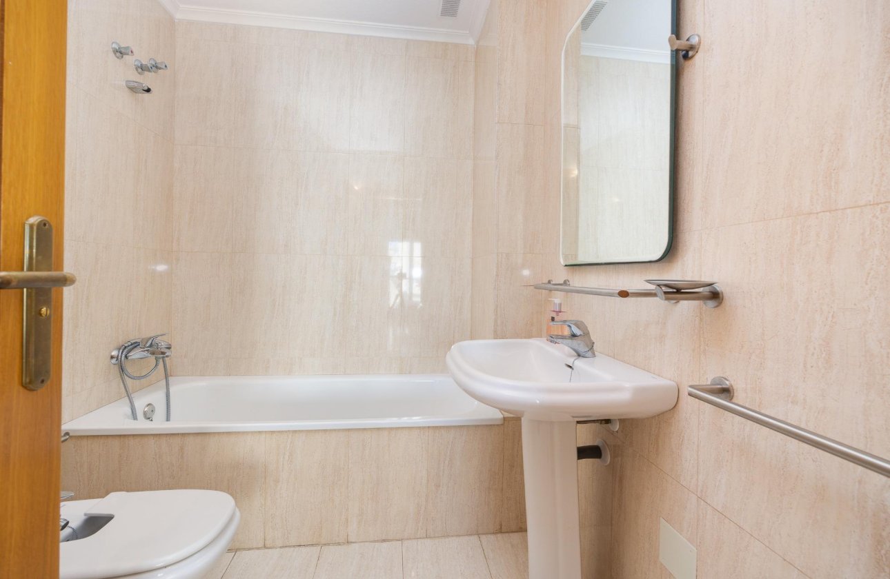 Resale - Apartment -
Torrevieja - Paseo Maritimo