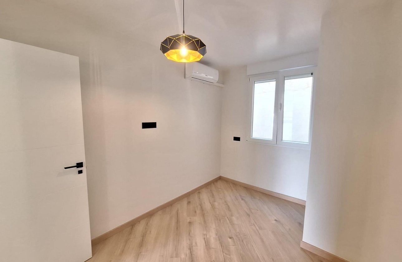 Resale - Apartment -
Torrevieja - Playa de los Locos