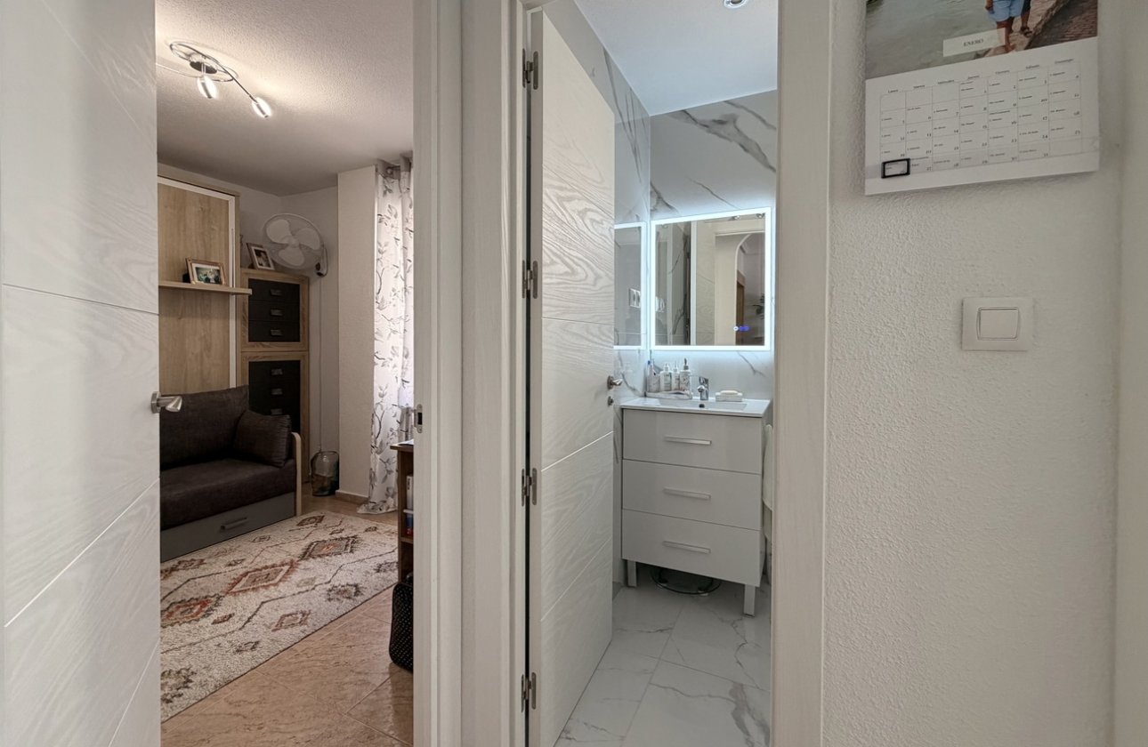 Resale - Apartment -
Torrevieja - Urb. Calas Blancas III