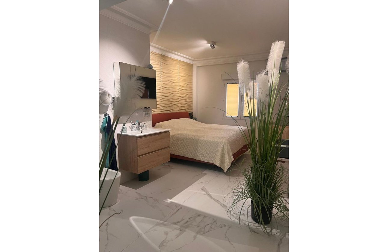 Resale - Apartment -
Torrevieja