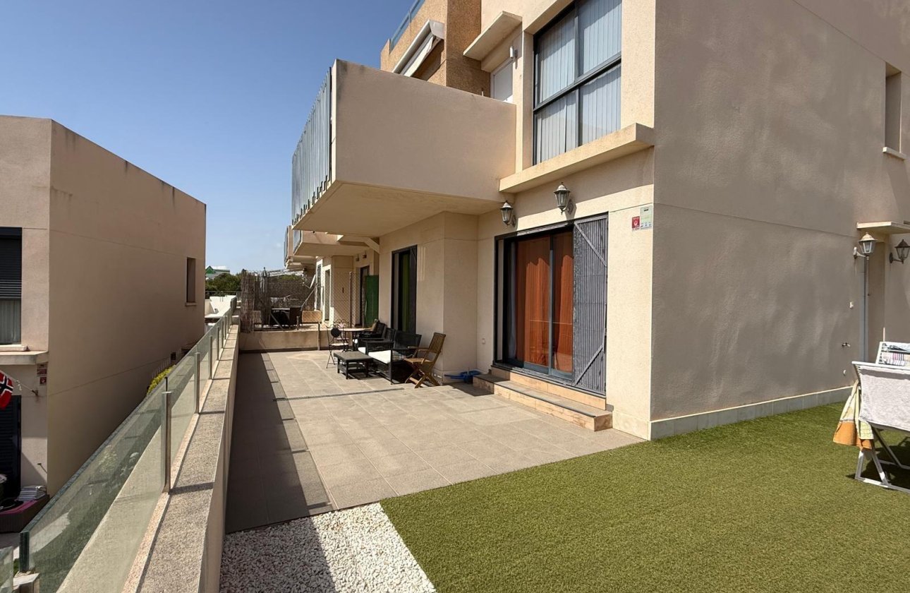 Resale - Bungalow -
Orihuela Costa - La Zenia