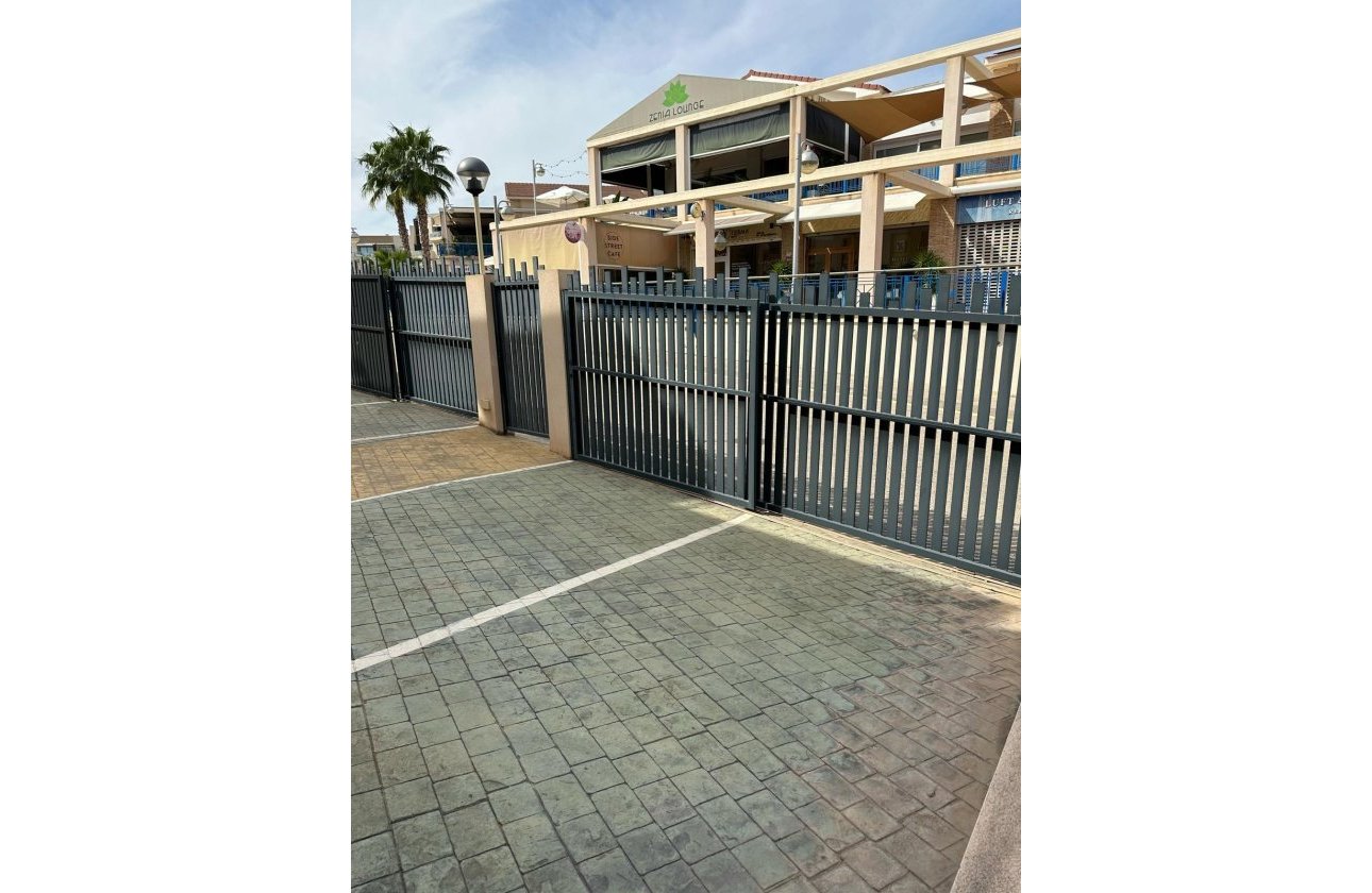 Resale - Bungalow -
Orihuela Costa - La Zenia