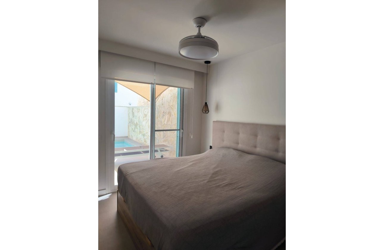 Resale - Bungalow -
Pilar de la Horadada - El Mojón