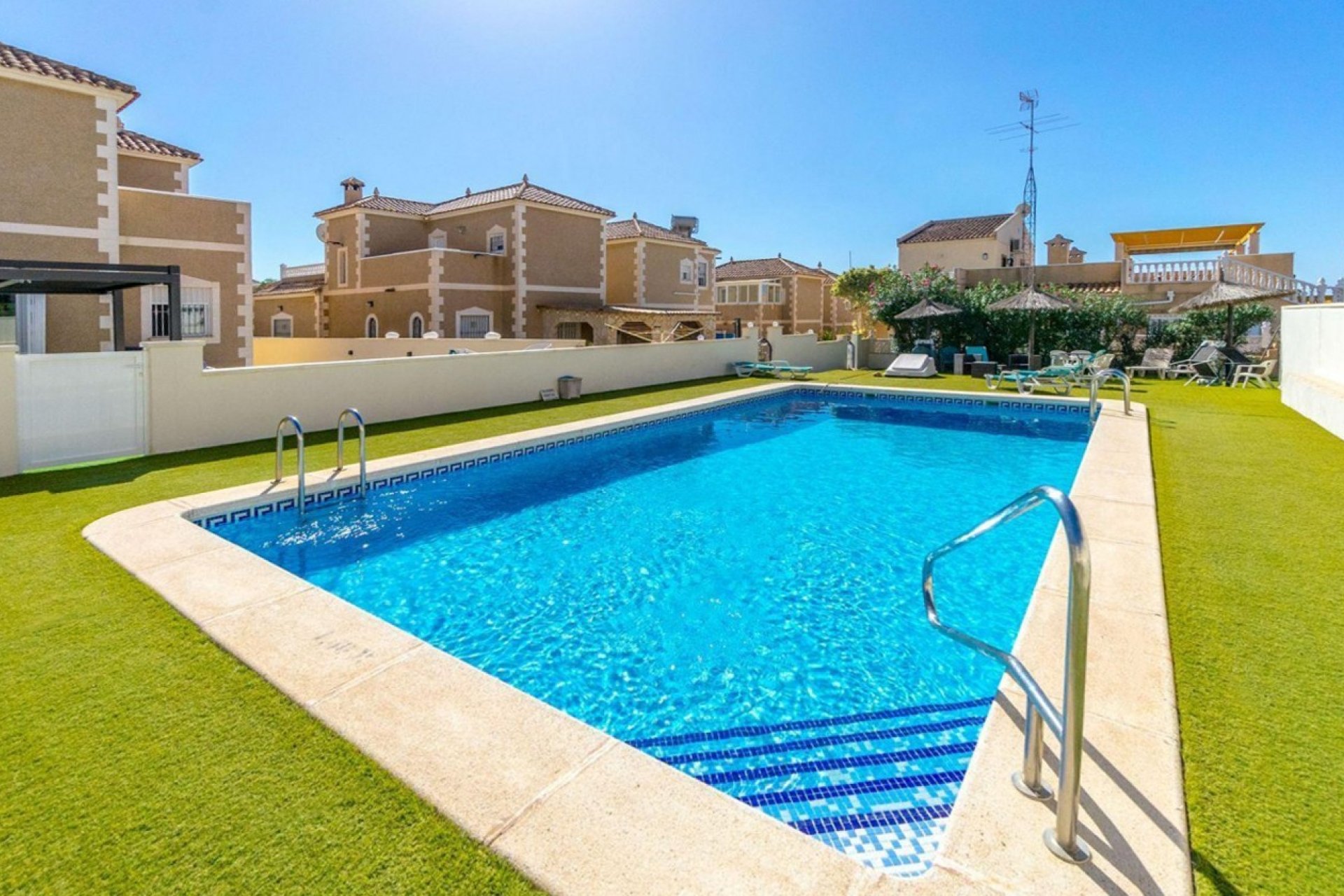 Resale - Bungalow -
San Miguel de Salinas - Inland