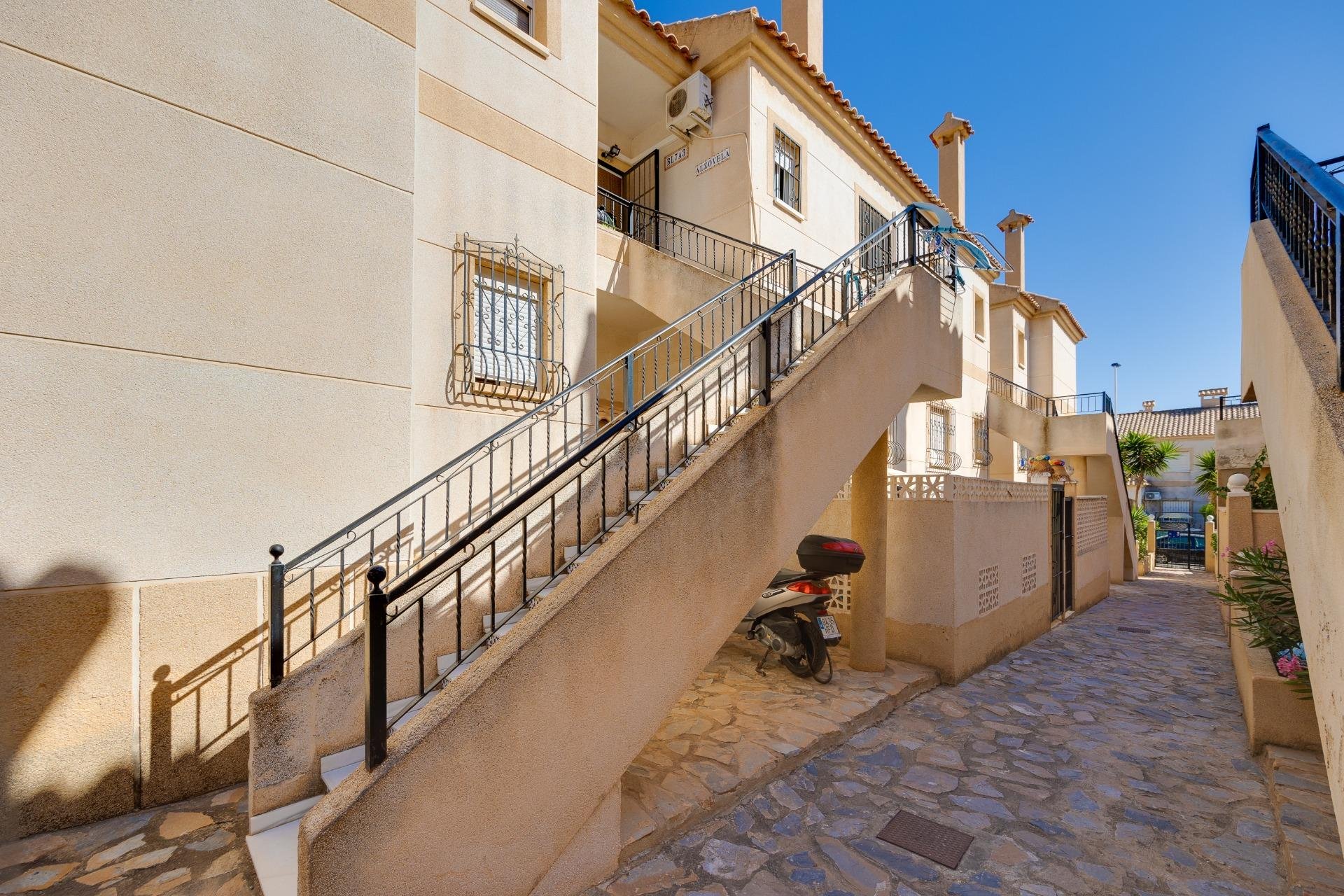 Resale - Bungalow -
Torrevieja - Aguas Nuevas