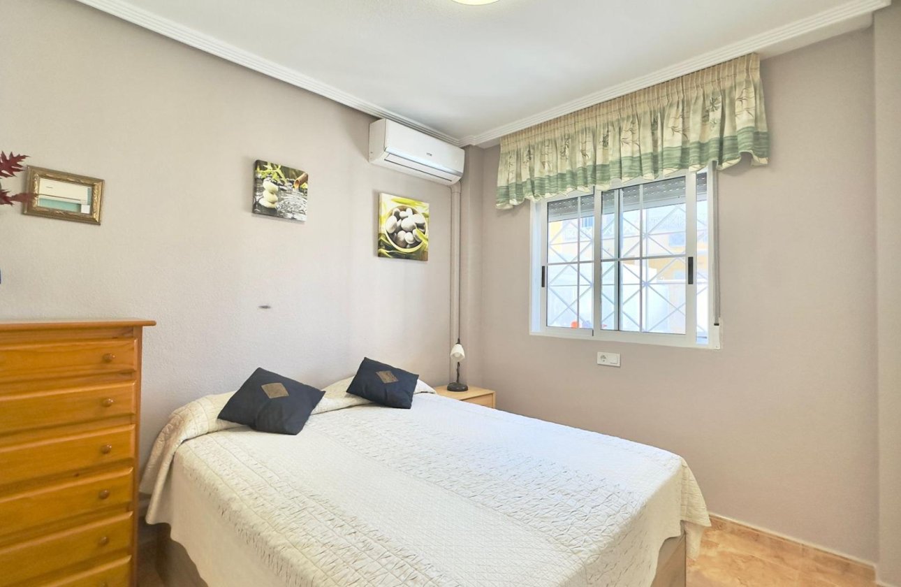 Resale - Bungalow -
Torrevieja - Centro