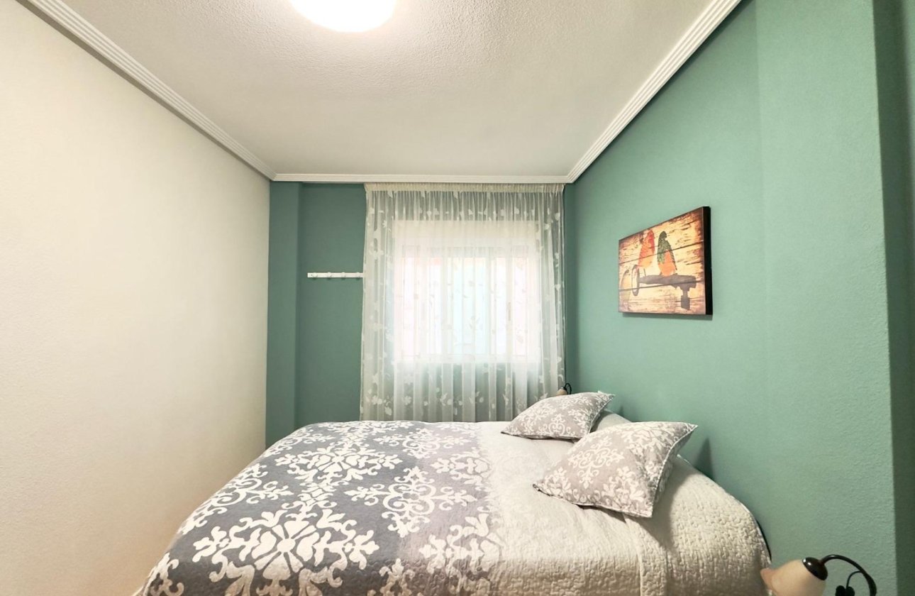 Resale - Bungalow -
Torrevieja - Centro