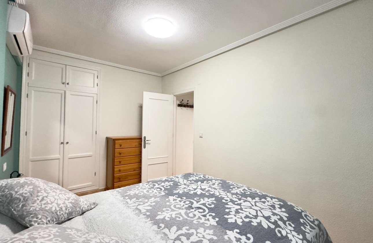 Resale - Bungalow -
Torrevieja - Centro