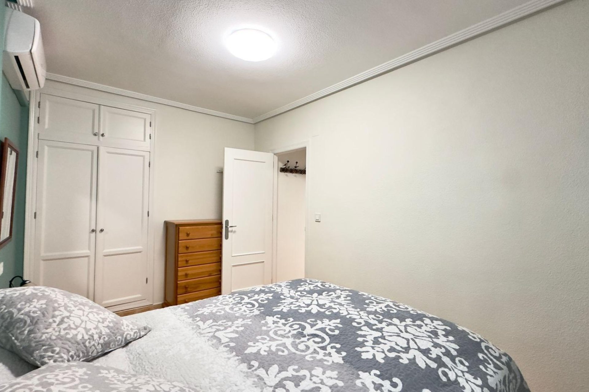 Resale - Bungalow -
Torrevieja - Centro