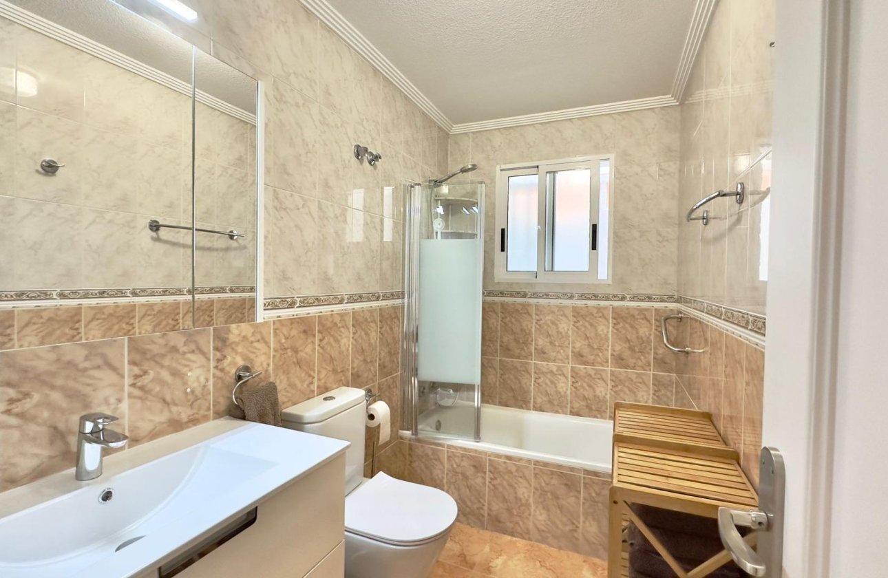 Resale - Bungalow -
Torrevieja - Centro