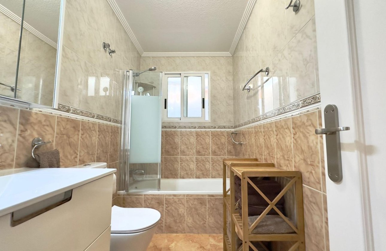 Resale - Bungalow -
Torrevieja - Centro