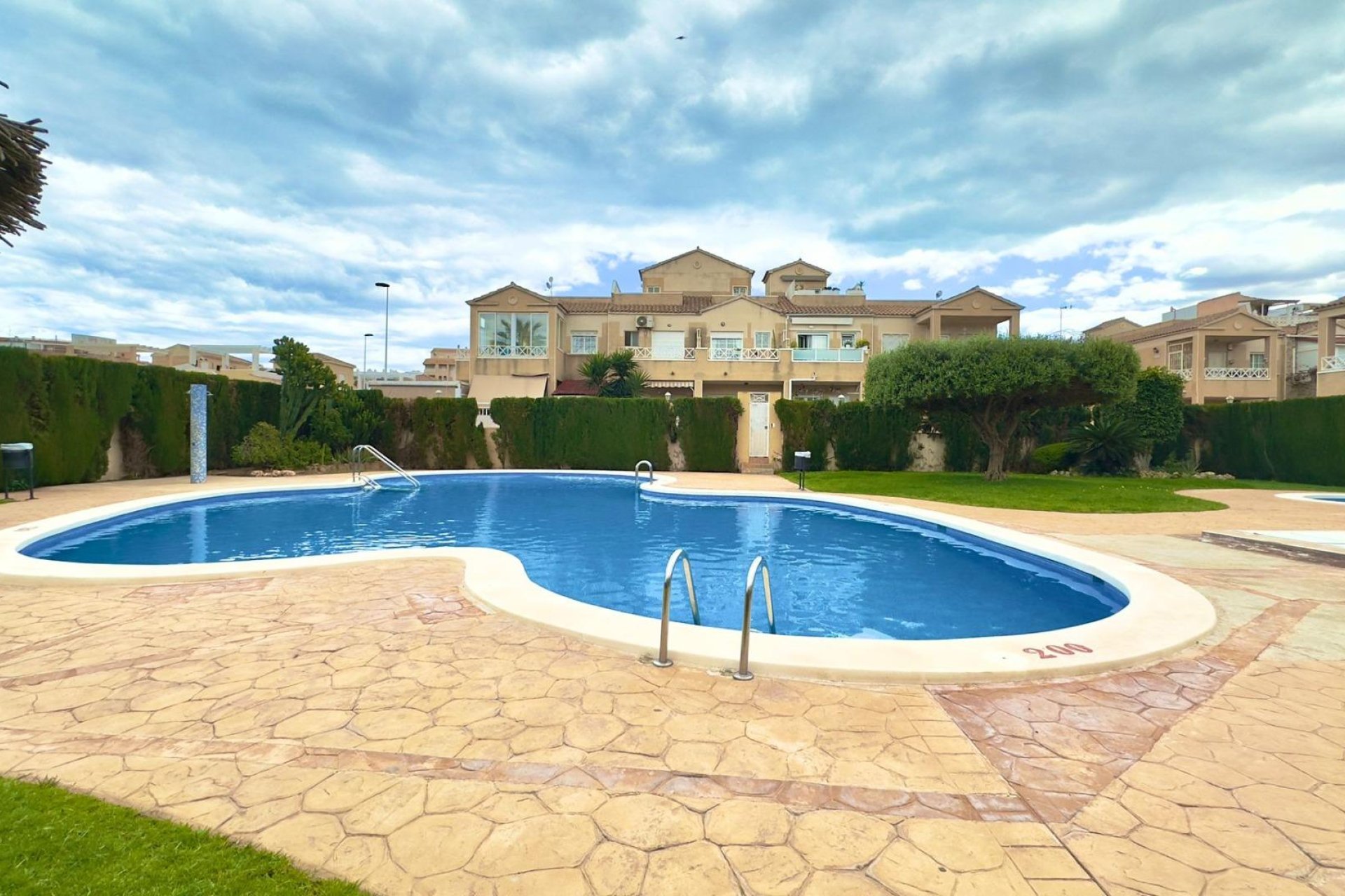 Resale - Bungalow -
Torrevieja - Centro
