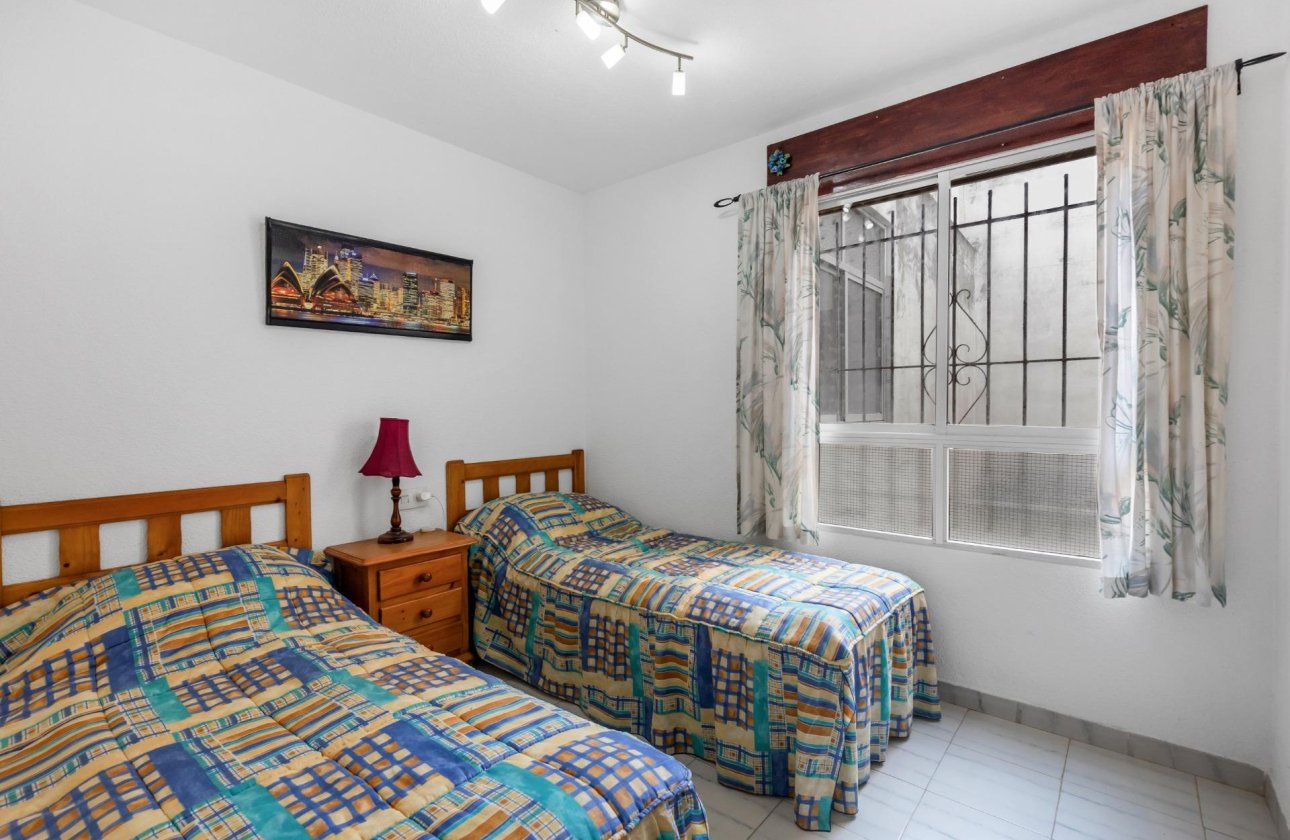 Resale - Bungalow -
Torrevieja - Centro