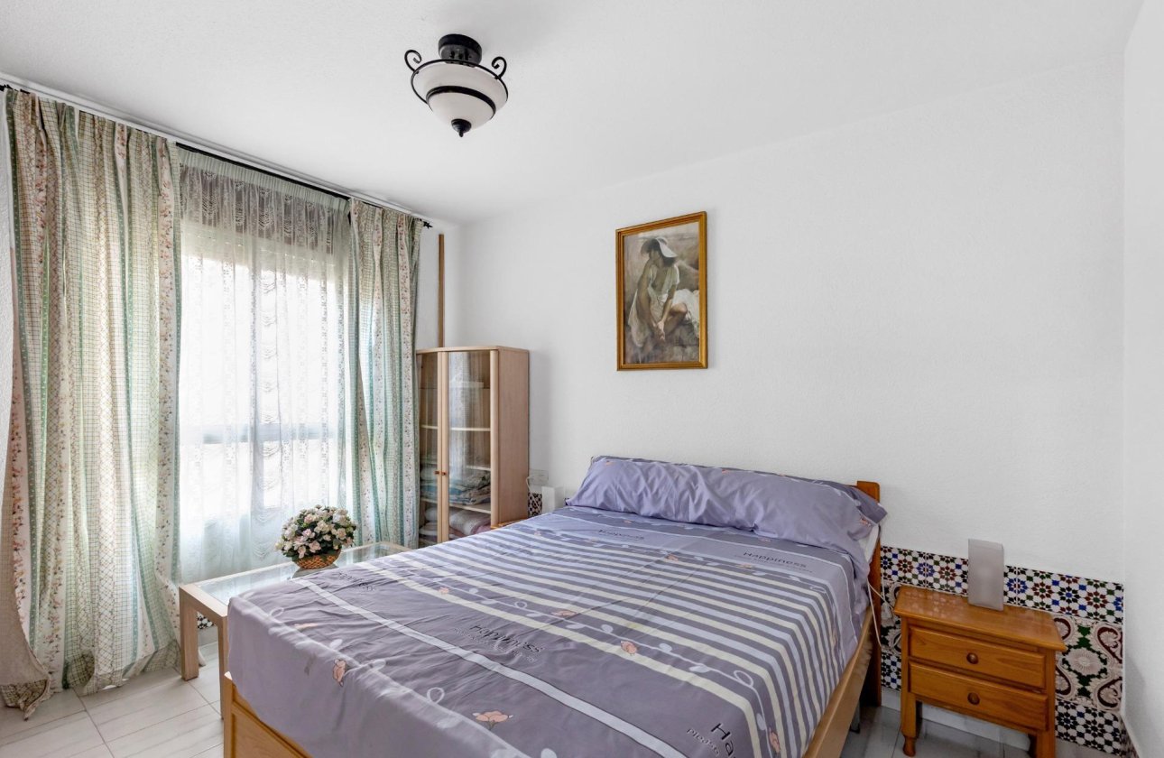 Resale - Bungalow -
Torrevieja - Centro