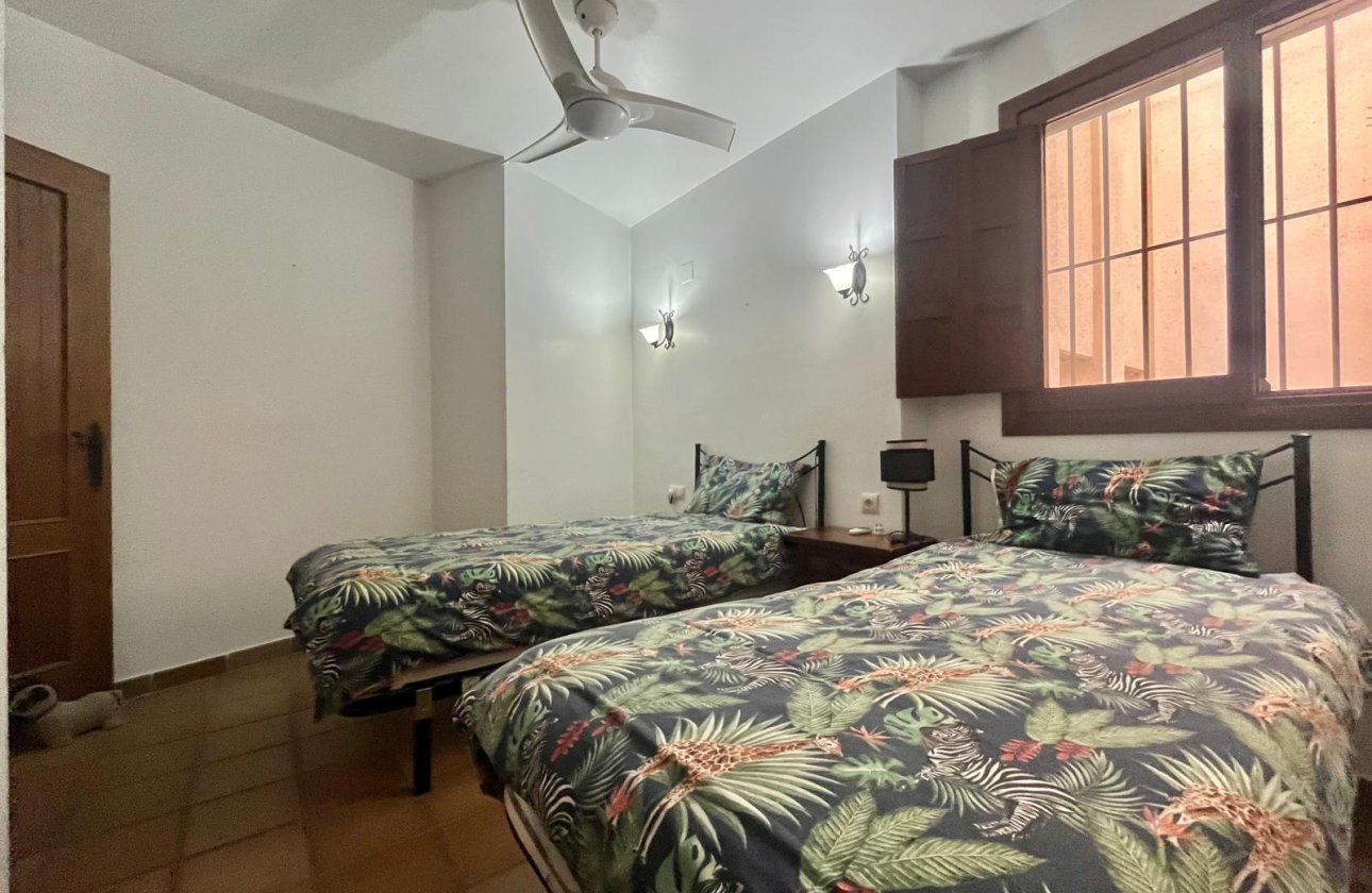 Resale - Bungalow -
Torrevieja - Punta Prima