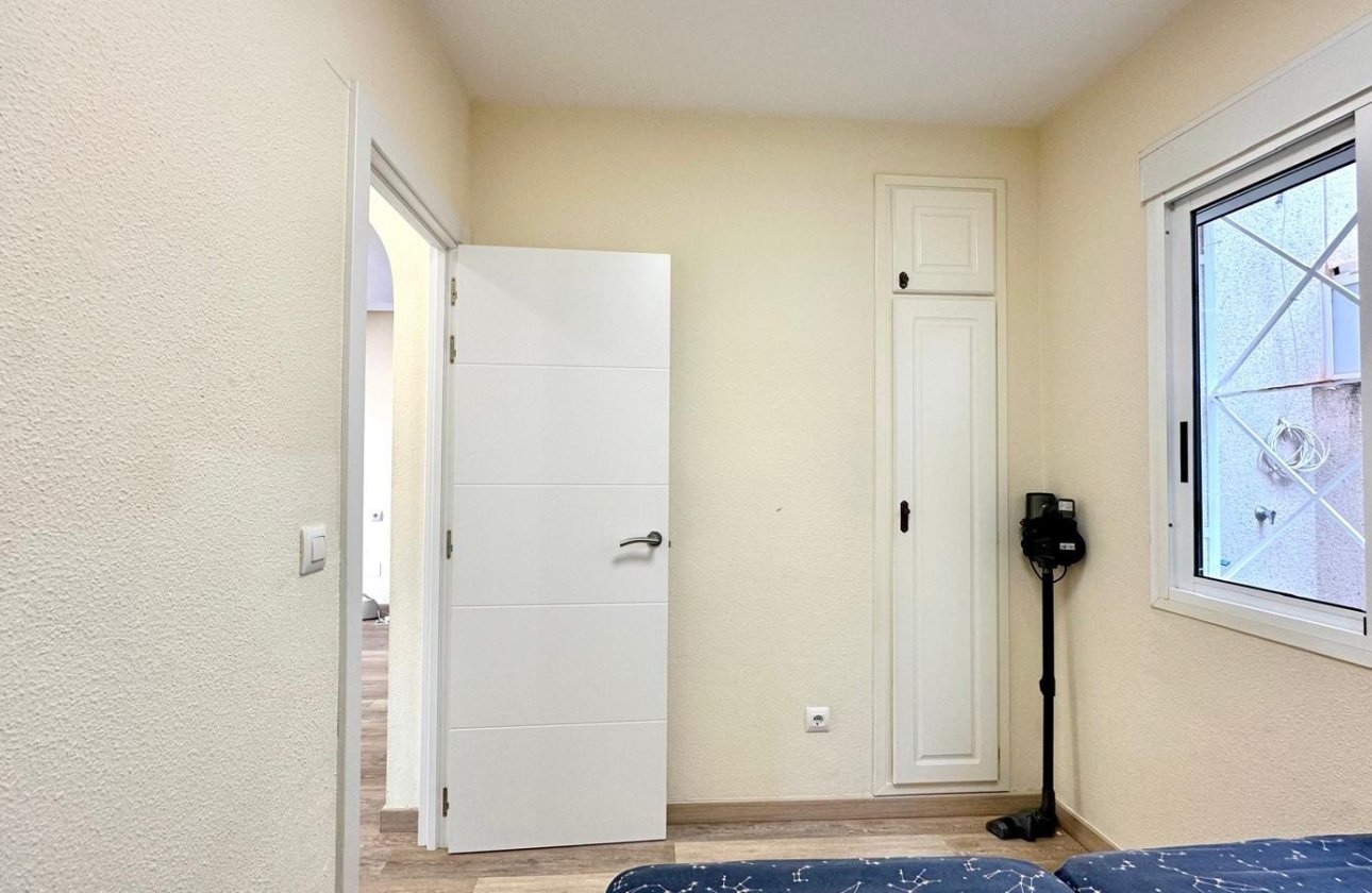 Resale - Bungalow -
Torrevieja - Torreblanca