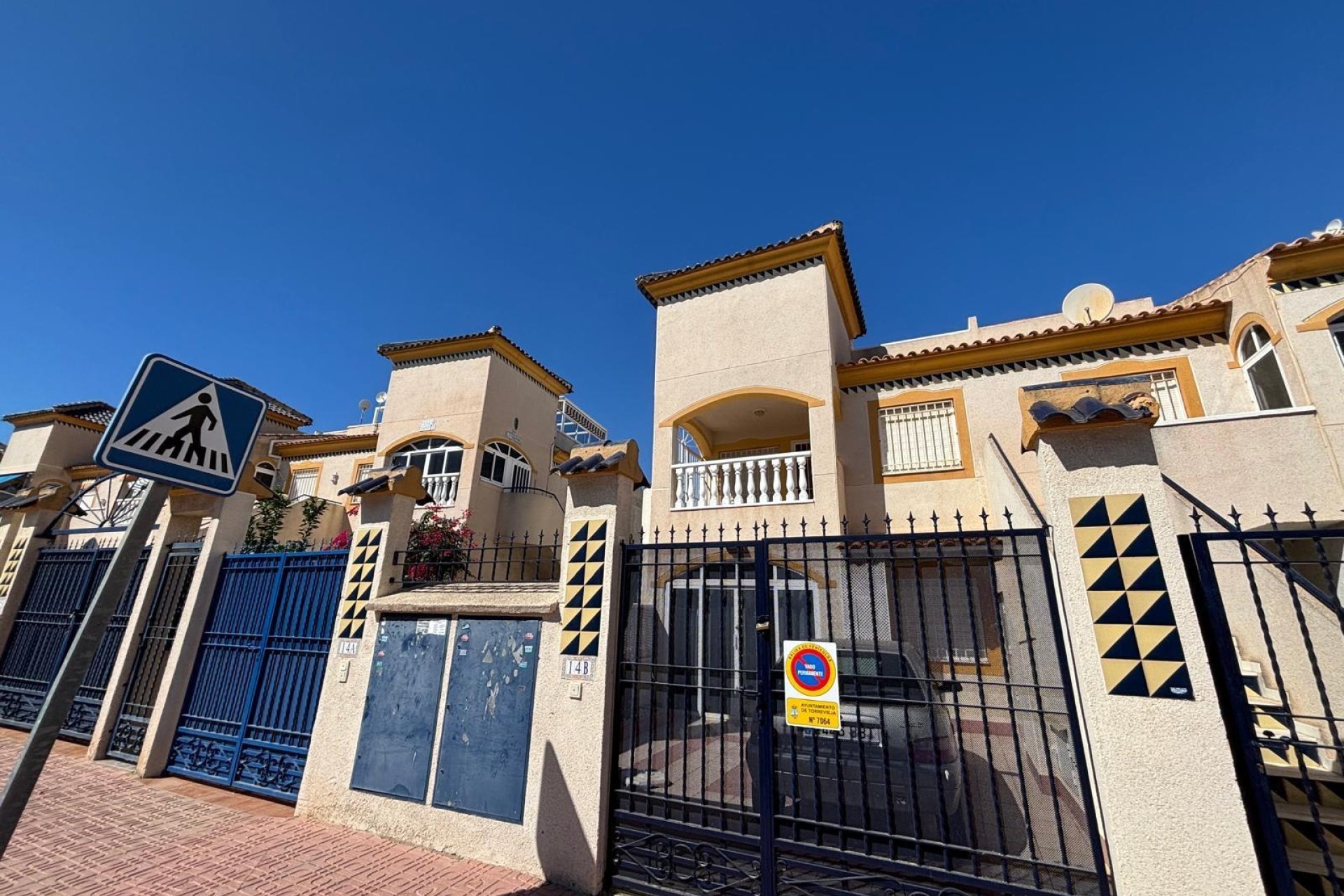 Resale - Bungalow -
Torrevieja