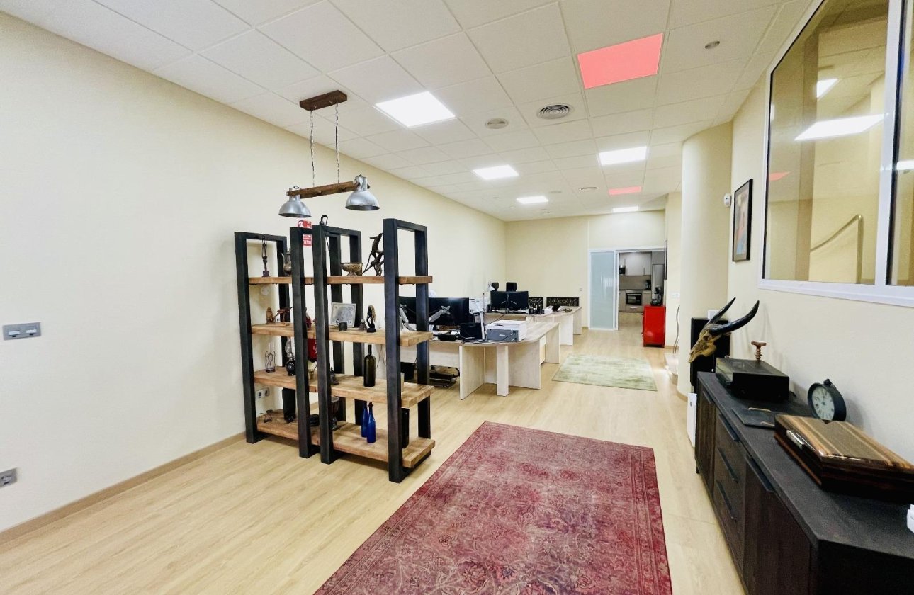 Resale - Commercial -
Torrevieja - Centro