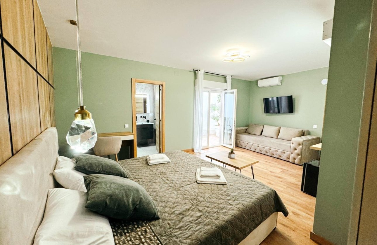 Resale - Commercial -
Torrevieja - Centro